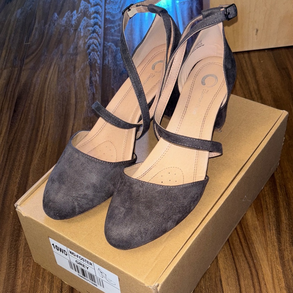 Chic Women's Gray Suede Heels